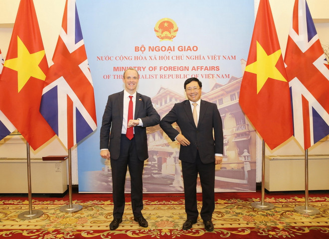 Phó Thủ tướng, Bộ trưởng Ngoại giao Phạm Bình Minh đón Bộ trưởng Ngoại giao và Phát triển, Bộ trưởng Thứ nhất Liên hiệp Vương quốc Anh và Bắc Ireland Dominic Raab. (Ảnh: Doãn Tấn/TTXVN) Anh muốn thúc đẩy quan hệ Đối tác chiến lược hiệu quả với Việt Nam ảnh 1