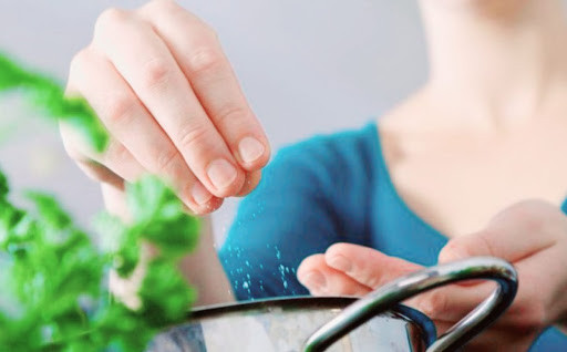 Bộ Y tế kêu gọi người dân giảm nửa lượng muối ăn hằng ngày ảnh 1