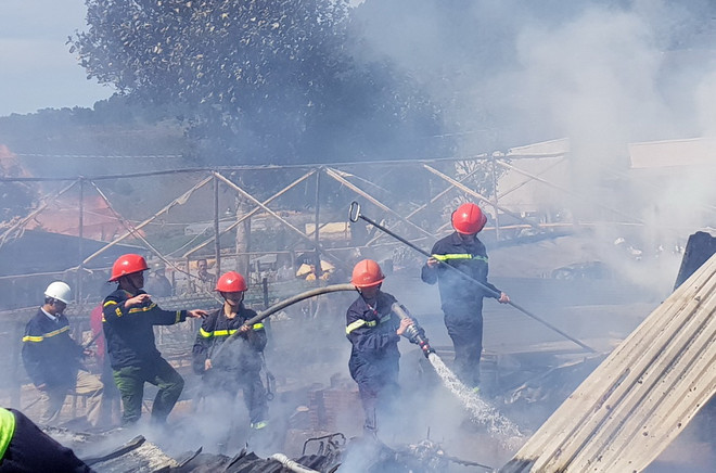 Lâm Đồng: Cháy 4 căn nhà ở Lạc Dương, nhiều vật dụng bị thiêu rụi ảnh 1