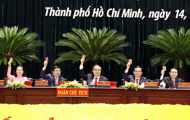 Các đại biểu biểu quyết thông qua báo cáo thẩm tra tư cách đại biểu. (Ảnh: Thống Nhất/TTXVN) Xây dựng TP.HCM thành đại đô thị thông minh, đẳng cấp quốc tế ảnh 2