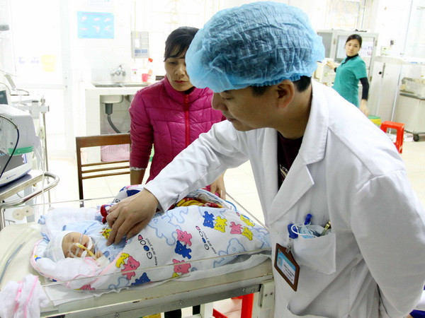Phẫu thuật cứu sống một trường hợp sinh non hiếm gặp ảnh 1