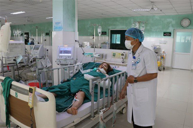 Kon Tum: Tập trung cứu chữa các nạn nhân vụ tai nạn trên đèo Lò Xo ảnh 1