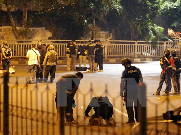Cảnh sát Indonesia điều tra tại hiện trường vụ nổ trạm xe buýt tại Jakarta. (Nguồn: EPA/TTXVN) Indonesia bắt giữ 41 nghi can khủng bố sau vụ đánh bom ở Jakarta ảnh 1
