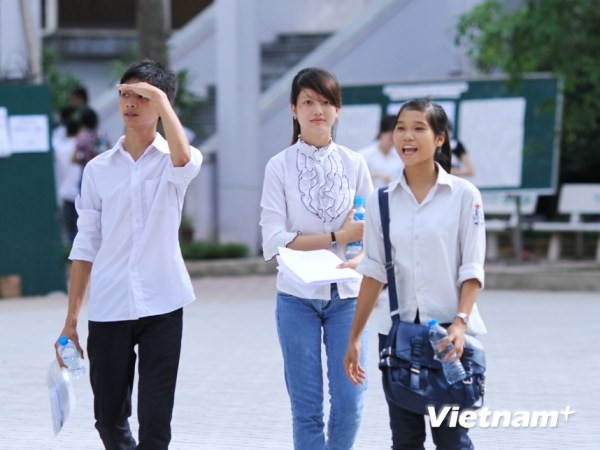 Thí sinh dự thi đại học đợt hai trong thời tiết khá oi nóng ảnh 1