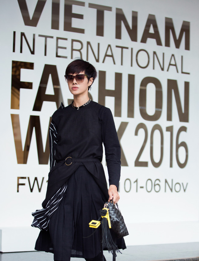 Hoàng Thùy táo bạo với áo brallete ren hở bra đầy khêu gợi ảnh 15