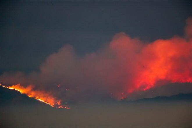Cháy rừng lan mạnh tại California, hàng chục nghìn người phải sơ tán ảnh 1
