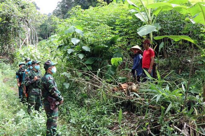 Theo chân người lính chống dịch COVID-19 dọc tuyến biên giới ảnh 2