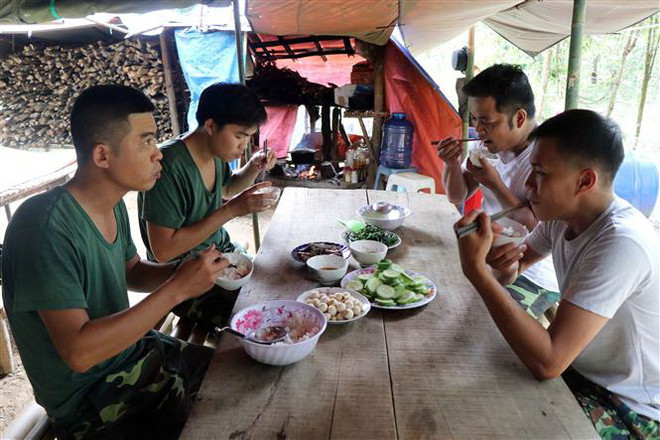 Theo chân người lính chống dịch COVID-19 dọc tuyến biên giới ảnh 3