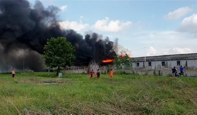 An Giang: Hỏa hoạn thiêu rụi nhà kho 500m2 ở xã biên giới Khánh An ảnh 1