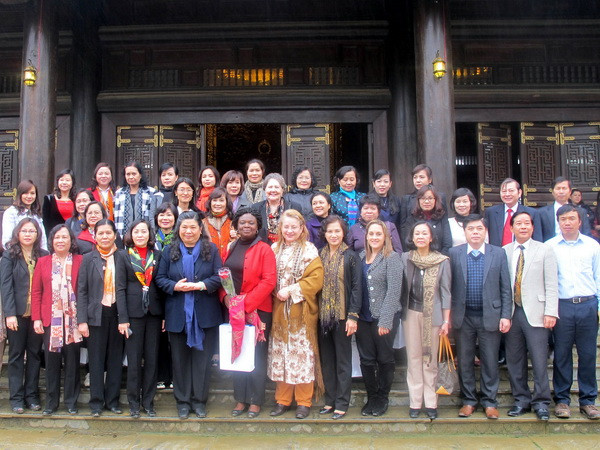 Các nữ đại sứ quốc tế tham quan Ninh Bình nhân dịp 8/3 ảnh 1