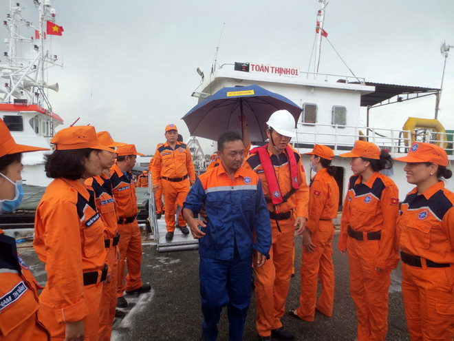 Cứu hai thuyền viên người Philippines và Malaysia bị nạn trên biển ảnh 1