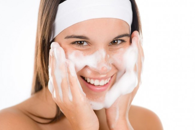 Giữ da sạch là vấn đề tiên quyết để phòng ngừa và trị mụn. Những bí quyết trị mụn dành cho phái đẹp ở từng lứa tuổi ảnh 1