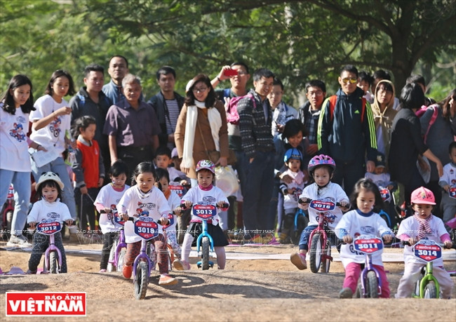 Những cuộc đua xe đạp thăng bằng thú vị của các vận động viên nhí ảnh 11