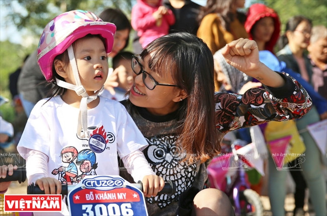 Những cuộc đua xe đạp thăng bằng thú vị của các vận động viên nhí ảnh 1