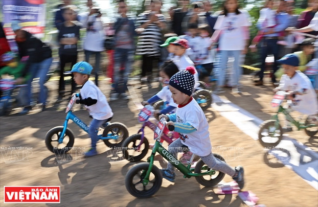 Những cuộc đua xe đạp thăng bằng thú vị của các vận động viên nhí ảnh 5