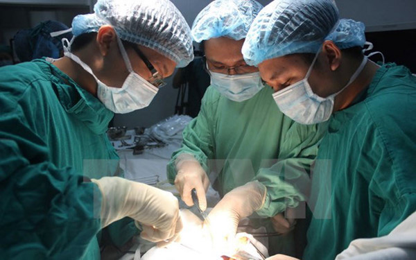 Ảnh minh họa. (Nguồn: TTXVN) Phẫu thuật cắt bỏ thành công khối u nặng khoảng 1,2kg tại vùng cổ ảnh 1