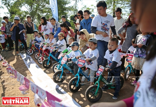 Những cuộc đua xe đạp thăng bằng thú vị của các vận động viên nhí ảnh 3