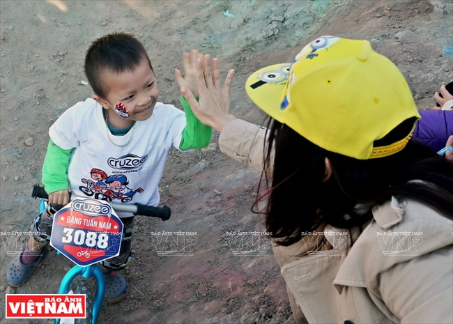 Những cuộc đua xe đạp thăng bằng thú vị của các vận động viên nhí ảnh 9