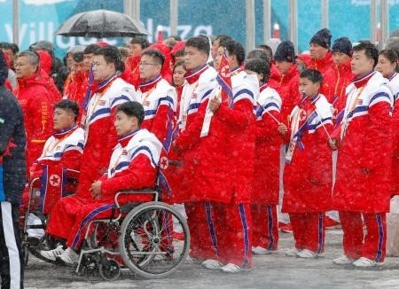 Phái đoàn Triều Tiên đến tham dự Paralympic mùa Đông 2018 tại lễ đón ở làng vận động viên ở PyeongChang, Hàn Quốc ngày 8/3. (Nguồn: Kyodo/TTXVN) Hàn Quốc thông qua khoản ngân sách hỗ trợ Triều Tiên dự Paralympic ảnh 1