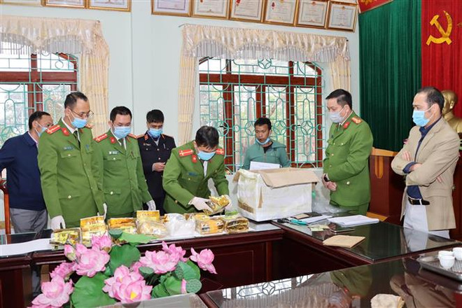 Ban chuyên an kiểm tra tang vật vụ án. (Ảnh: Quý Trung/TTXVN) Mở rộng chuyên án, Công an Lai Châu thu giữ thêm 32kg ma túy dạng đá ảnh 1