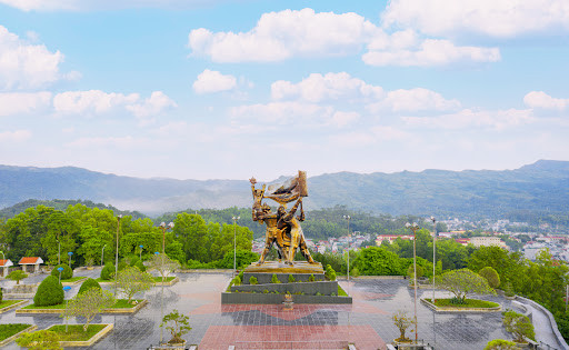 Tượng đài Chiến thắng Điện Biên Phủ, một trong những biểu tượng của du lịch Điện Biên. (Nguồn ảnh: Sở Thông tin và Truyền thông tỉnh Điện Biên) unnamed (1).jpg