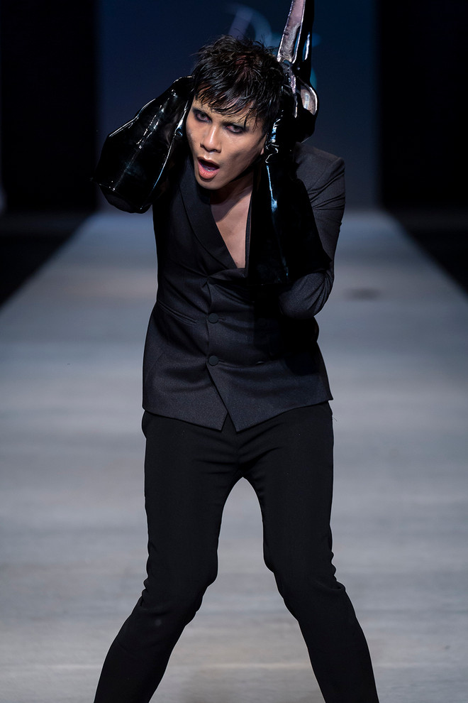 Dear MCQ: Những "thây ma biết đi" trên sàn diễn thời trang Việt ảnh 2