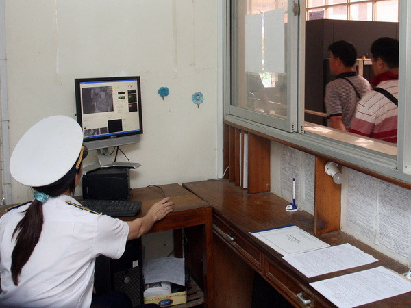Kiểm tra thân nhiệt tại cửa khẩu. (Ảnh minh họa. Nguồn: TTXVN) TP.HCM chuẩn bị phương án phòng chống dịch bệnh MERS-CoV ảnh 1