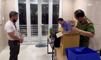 Nguyễn Thế Hùng - Giám đốc Công ty xăng dầu Phúc Thọ - thời điểm bị bắt giữ. (Nguồn: Cand) Bắt tạm giam giám đốc và nhân viên công ty vận tải hút trộm 80 tấn dầu ảnh 1