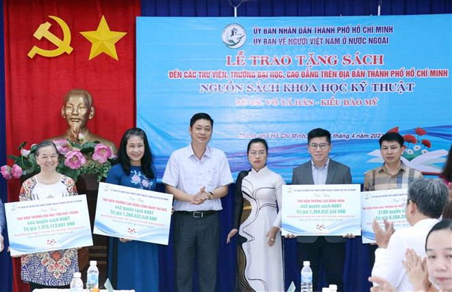 Tiến sỹ Võ Tá Hân tặng sách trị giá hơn 33 tỷ đồng cho các thư viện ảnh 1