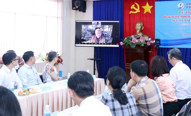 Tiến sỹ Võ Tá Hân tặng sách trị giá hơn 33 tỷ đồng cho các thư viện ảnh 2