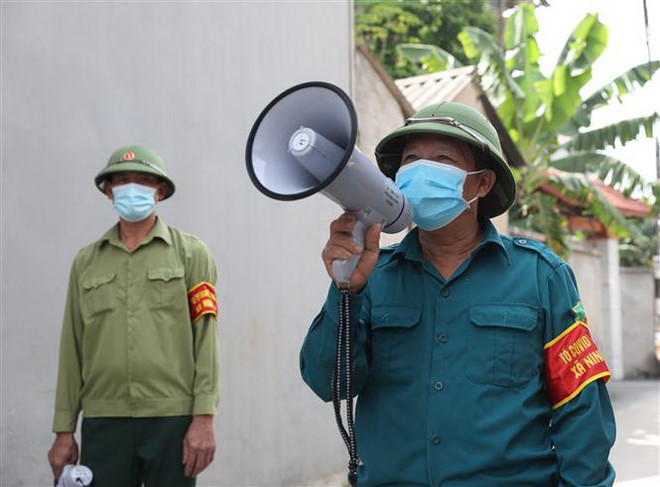 Tổ phòng, chống COVID cộng đồng thôn Phúc Ninh, xã Ninh Sơn, huyện Việt Yên, tỉnh Bắc Giang. (Ảnh: Danh Lam/TTXVN) Tổ COVID cộng đồng - Những chiến sỹ tiên phong trong phòng chống dịch ảnh 1