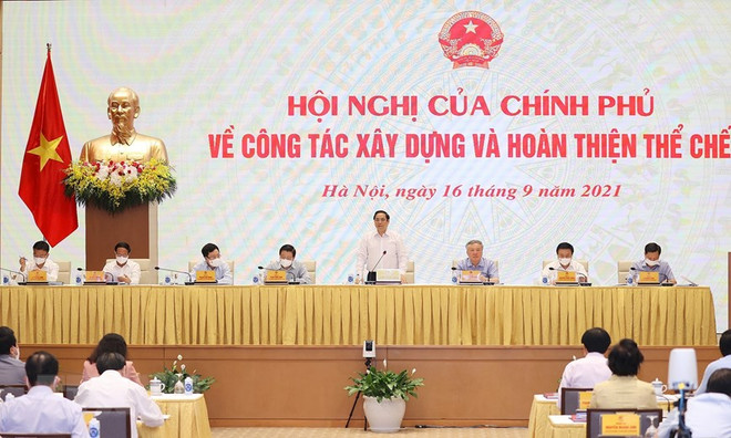 Thủ tướng Phạm Minh Chính chủ trì hội nghị của Chính phủ về công tác xây dựng và hoàn thiện thể chế, được kết nối tới tất cả các tỉnh, thành trong cả nước. (Ảnh: Dương Giang/TTXVN) Tháo gỡ điểm nghẽn để phát triển sản xuất, đảm bảo an sinh xã hội ảnh 1