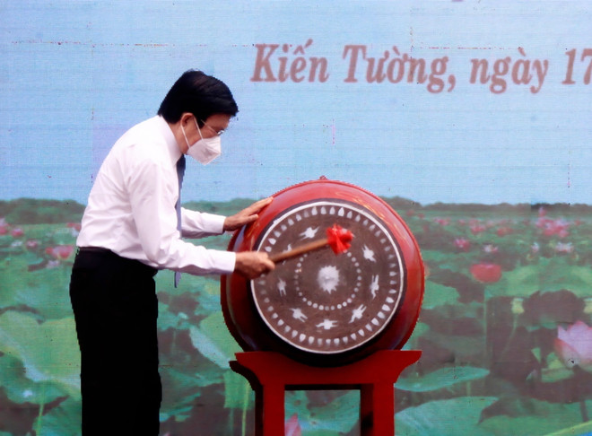 Nguyên Chủ tịch nước Trương Tấn Sang đánh trống khai giảng năm học mới tại Trường THPT Thiên Hộ Dương. (Ảnh: Đức Hạnh/TTXVN) Trường duy nhất ở tỉnh Long An tổ chức khai giảng trực tiếp ảnh 1