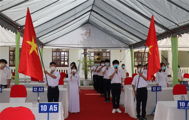 Những học sinh được tham dự Lễ khai giảng trực tiếp tại Long An. (Ảnh: Đức Hạnh/TTXVN) Trường duy nhất ở tỉnh Long An tổ chức khai giảng trực tiếp ảnh 2
