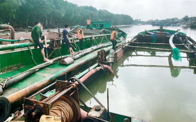 Phát hiện 3 phương tiện khai thác cát trái phép trên vùng biển Cần Giờ ảnh 1