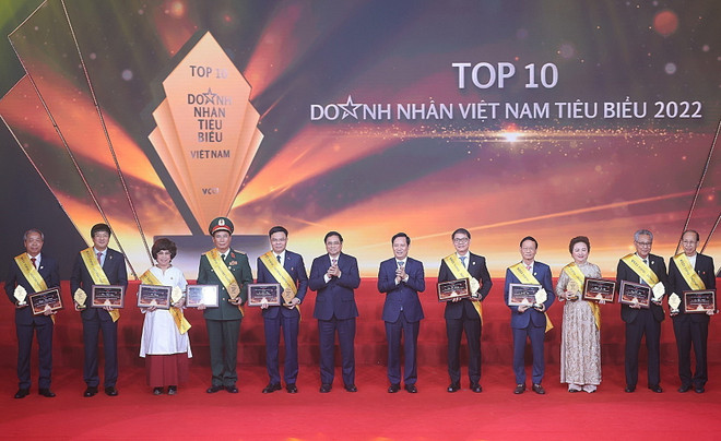 Thủ tướng Phạm Minh Chính với các doanh nhân tiêu biểu. (Ảnh: Dương Giang/TTXVN) Tiếp sức để đội ngũ doanh nhân, cộng đồng doanh nghiệp phát triển ảnh 2