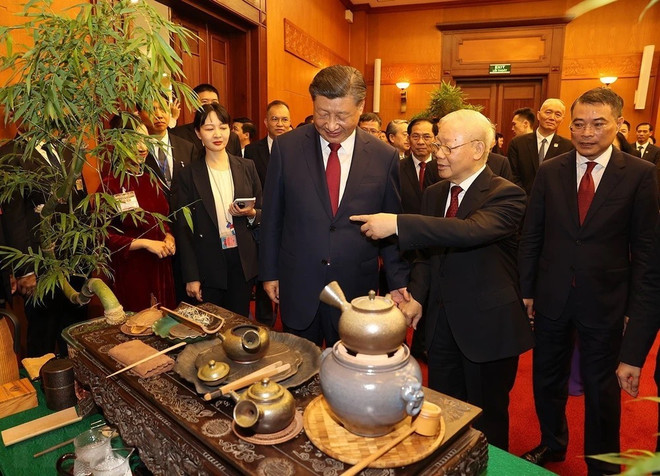 Tổng bí thư Nguyễn Phú Trọng thân tình mời Tổng bí thư, Chủ tịch nước Trung Quốc Tập Cận Bình dự tiệc trà, thưởng thức ba loại trà thượng phẩm của Việt Nam. (Ảnh: Trí Dũng/TTXVN) z5285694037417_a16c8cae845b4b830317a39bd279c707.jpg