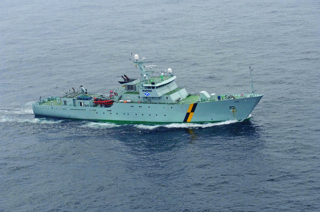 Tàu tuần tra của hải quân Scotland chặn tàu đánh cá Ireland ảnh 1