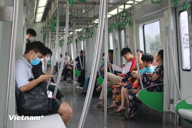 Tàu điện trên cao đã trở thành phương tiện được đông đảo người dân Thủ đô lựa chọn. (Ảnh: PV/Vietnam+) z5556961606954_e4b7a249004d71fba52a57e115ad46d2.jpg