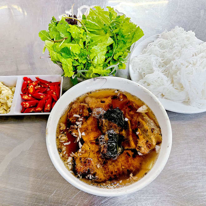 Bún Chả Chan vừa lọt danh sách danh sách các cơ sở ăn uống của hạng mục Bib Gourmand ở Hà Nội. (Ảnh: BTC) Bun Cha Chan - © The MICHELIN Guide.jpg