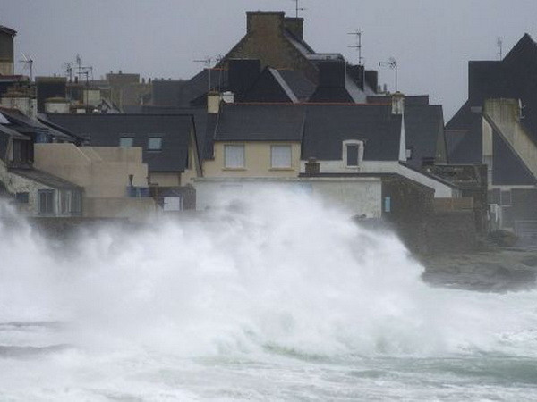 Bão Ulla càn quét khiến Pháp mất điện trên diện rộng ảnh 1