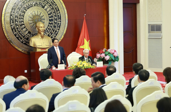 Thủ tướng Phạm Minh Chính phát biểu khi đến thăm cán bộ, nhân viên Đại sứ quán Việt Nam tại Trung Quốc. (Ảnh: Dương Giang/TTXVN) ttxvn_thu tuong tham dai su quan 2.jpg
