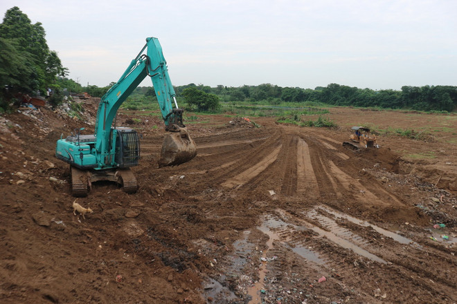Giải tỏa khu vực bờ vở, bãi ven sông Hồng tại phường Phúc Xá (quận Ba Đình, Hà Nội) bị lấn chiếm, đổ phế thải. (Ảnh: Minh Nghĩa/TTXVN) ttxvn_ven song hong 3.jpg