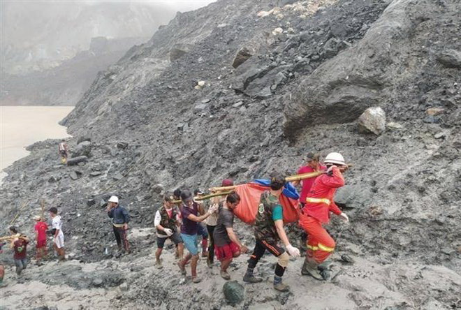 Lực lượng cứu hộ chuyển thi thể nạn nhân trong vụ lở đất tại Hpakant, bang Kachin, Myanmar, ngày 2/7/2020. (Ảnh: THX/TTXVN) Các Bộ trưởng Ngoại giao ASEAN chia buồn về vụ sạt lở mỏ ở Myanmar ảnh 1