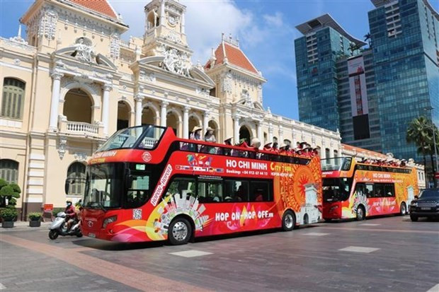 City tour bằng xe buýt hai tầng ở Thành phố Hồ Chí Minh. (Ảnh: TTXVN) Các địa phương: Tạo nên sự khác biệt từ chuyển đổi số du lịch ảnh 2
