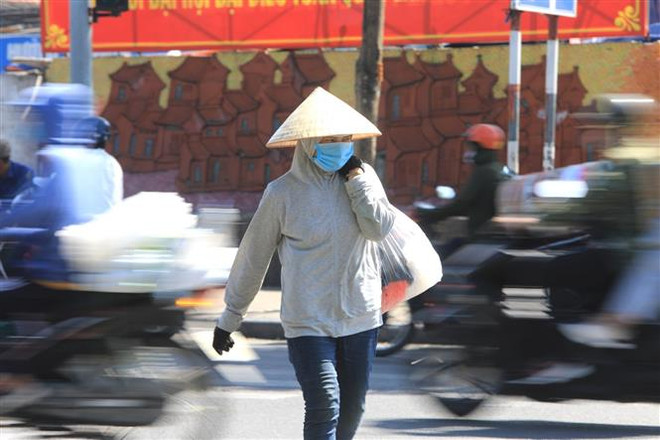Người lao động Thủ đô vất vả với nắng nóng gay gắt. (Ảnh: Thành Đạt/TTXVN) Bắc Bộ và Trung Bộ nắng nóng đặc biệt gay gắt, có nơi lên tới 42 độ C ảnh 1