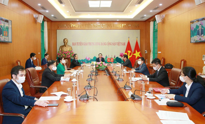 Ông Nguyễn Trọng Nghĩa, Bí thư Trung ương Đảng, Trưởng ban Tuyên giáo Trung ương đã có cuộc điện đàm với ông Hoàng Khôn Minh - Ủy viên Bộ Chính trị, Bí thư Ban Bí thư, Trưởng ban Tuyên truyền Trung ương Đảng Cộng sản Trung Quốc. (Ảnh: Phương Hoa/TTXVN) Thúc đẩy hợp tác nghiên cứu lý luận, báo chí giữa Việt Nam-Trung Quốc ảnh 1