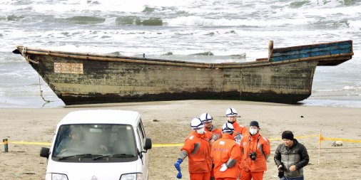 Hàng chục "thuyền ma" nghi từ Triều Tiên trôi vào vùng biển Nhật Bản ảnh 1