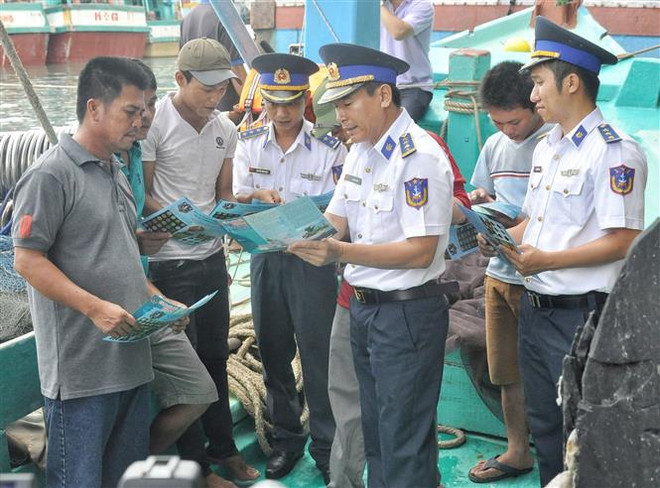 Cảnh sát biển đồng hành cùng ngư dân Quảng Trị vươn khơi bám biển ảnh 1