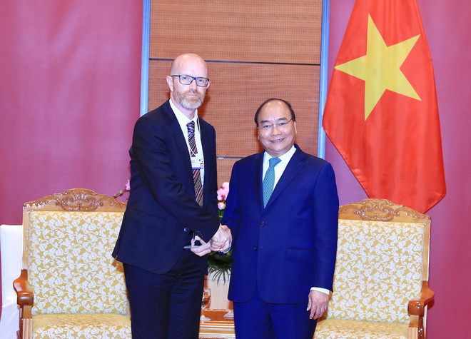 Thủ tướng Nguyễn Xuân Phúc tiếp Phó Chủ tịch về Chính sách công tại khu vực châu Á-Thái Bình Dương của Facebook, ông Simon Milner. (Ảnh: Thống Nhất/TTXVN) 'Facebook cần có trách nhiệm với hơn 60 triệu tài khoản ở Việt Nam' ảnh 1